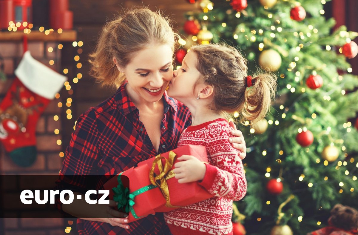 Češi si od AI „nechávají kecat“ už i do nakupování vánočních dárků. O tom, co druhým pořídit pod stromeček, se s ní radí dvě třetiny z nich