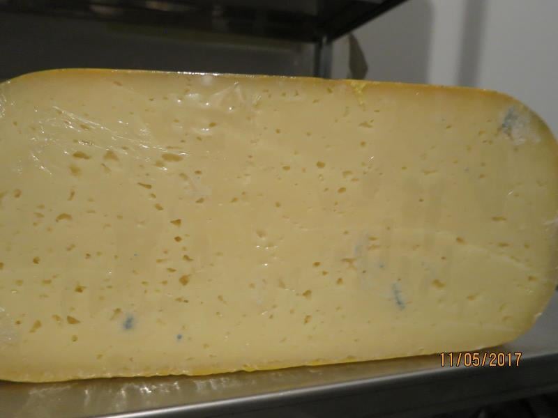 AHOLD, Ústí nad Labem-Neštěmice: Na povrchu sýra se vyskytovala plíseň okem viditelná. Potravina měla prošlé datum použitelnosti.