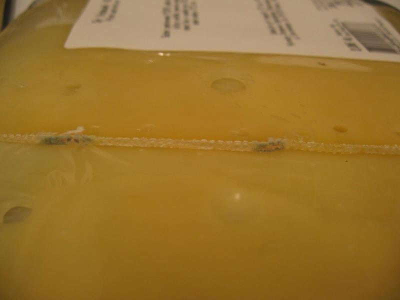 AHOLD, Ústí nad Labem-Neštěmice: Sýr Krolewski 45% - Na povrchu potraviny se vyskytovala plíseň viditelná pouhým okem. Při kontrole nebyly zjištěny nevyhovující teploty skladování tohoto výrobku. Výrobek původem z Polska neměl prošlé datum použitelnosti. Potravina byla zabalena na kontrolované provozovně.