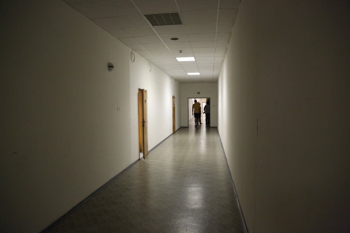 A další dlouhá chodba. Uklízet by tady člověk nechtěl.