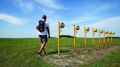 Náhledový obrázek - K letadlům za desítky miliard se dostane každý. Čáslavská základna totiž nemá plot