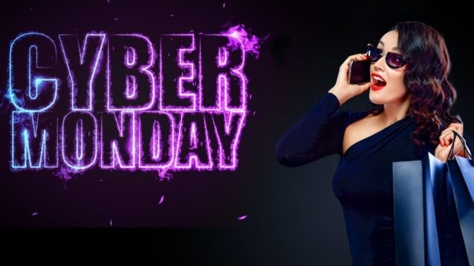 Žena s taškami a nápisem Cyber Monday