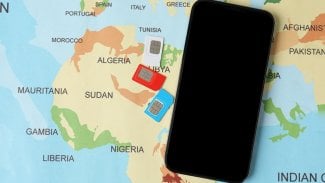 Mapa s telefonem a různými SIM kartami
