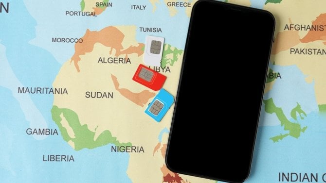 Mapa s telefonem a různými SIM kartami