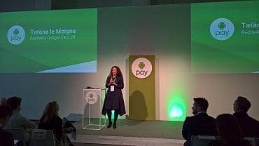 Šéfka Google pro Česko Taťána le Moigne představuje Android Pay na tiskové konferenci v Praze v úterý 14. 11. 2017.