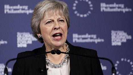 Náhledový obrázek - Mayová to má nahnuté. Ministři prý chtějí její odchod ihned po brexitu