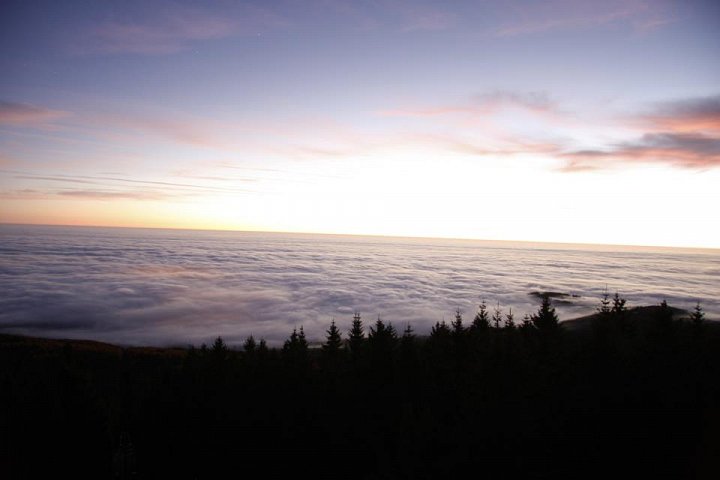 Pohled do českého vnitrozemí, které je celé pod inverzí