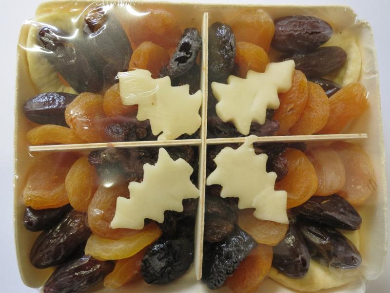 Košík Maria - směs sušeného ovoce 91 % a nečokoládové cukrovinky 9 %. Kategorie: Nebezpečné potraviny. Nevyhovující parametr: škůdci, vůně. Ve výrobku byl zjištěn výskyt drobných živých i mrtvých škůdců. Výrobek zapáchal po kvašení. Místo kontroly: Tesco Stores ČR a.s., Trutnov