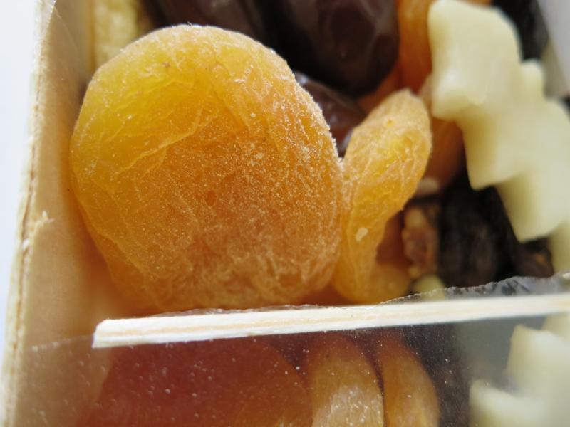 Košík Maria - směs sušeného ovoce 91 % a nečokoládové cukrovinky 9 %. Kategorie: Nebezpečné potraviny. Nevyhovující parametr: škůdci, vůně. Ve výrobku byl zjištěn výskyt drobných živých i mrtvých škůdců. Výrobek zapáchal po kvašení. Místo kontroly: Tesco Stores ČR a.s., Trutnov