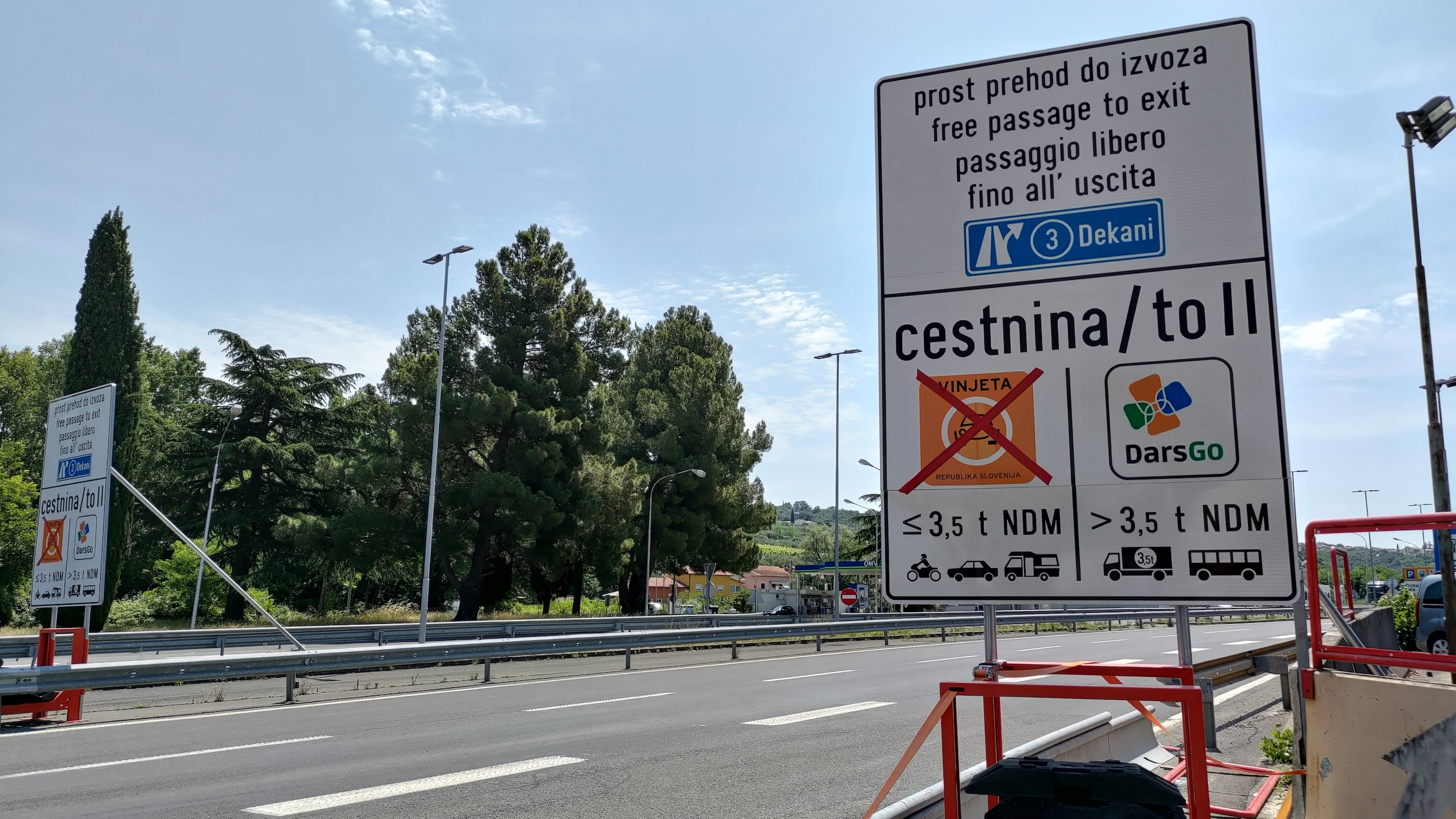 Ilustrační fotografie. Hranice Slovinska a Itálie, Škofije (SLO) - Muggia, Tierste (I). (19. 6. 2023)