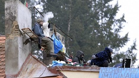 Náhledový obrázek - Squatteři obsadili opuštěnou usedlost Šatovka v Praze. Policie nezasahovala