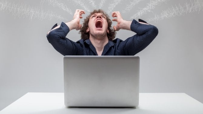 https://i.iinfo.cz/images/Muž je stresovaný u počítače a křičí