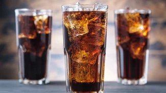 Toto spojení nealkoholického nápoje s alkoholem je velmi nešťastné, přestože je pouze symbolické a chuťové. Zcela samozřejmě to hodnotově normalizuje pití alkoholu, tedy spojení s alkoholem v povědomí dětí, a samozřejmě že to pomáhá vytvářet a buduje jejich představu o této normě a jejich postoje k ní, je k aktuální nabídce Kofoly kritický profesor Michal Miovský, klinický psycholog.