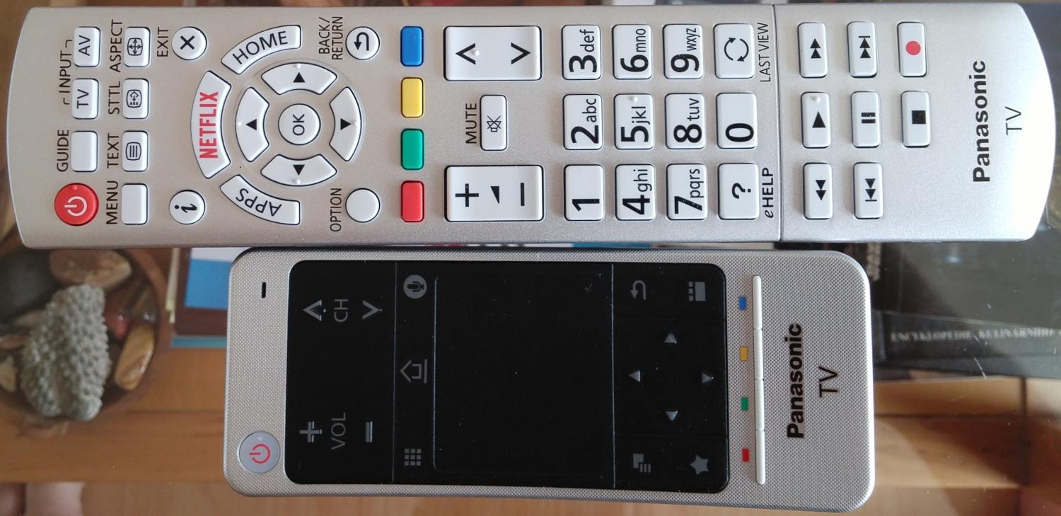 Panasonic TX-55CX750 - dole je ovladač s dotykovou plochou a la notebook.