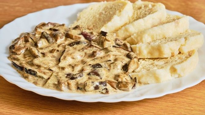 Houbová omáčka recept: jídlo prosycené vůní lesa. Smetanu lze zvolit rostlinnou nebo ji nahradit mlékem