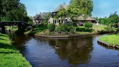 Náhledový obrázek - V holandském Giethoornu se žije na vodě