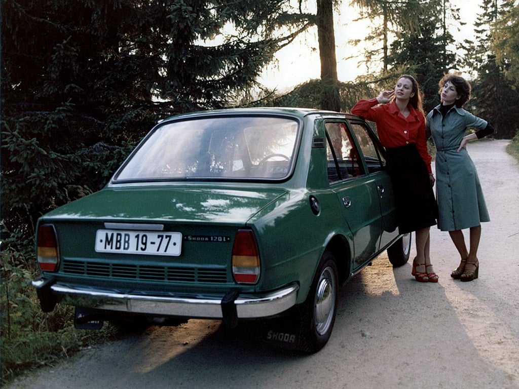 Specifická zelená barva karosérie patřila ke stálicím nabídky Škody v prvním produkčním období řady 742. Třeba se líbila i přítomným slečnám…