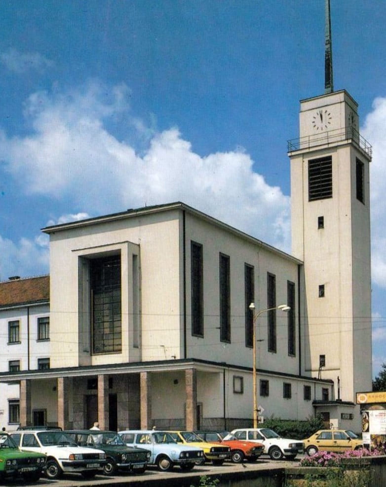 Fotografie československých měst se bez poslední škodovky „vše vzadu“ nemohly obejít. Přinášíme dobový snímek Brna!