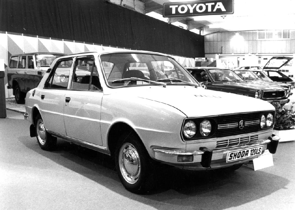 Zcela sériové provedení Škody 120 LS: při reportážích ze zahraničních autosalónů musely redakce přinášet podrobné „hlášení“ o účasti Škody, přestože by běžní motoristé uvítali fotografie aut, s nimiž se u nás dalo jen těžko potkat…