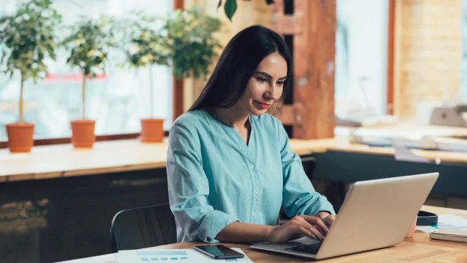 15.4.25 3*/Účetní, počítač, změny, žena,