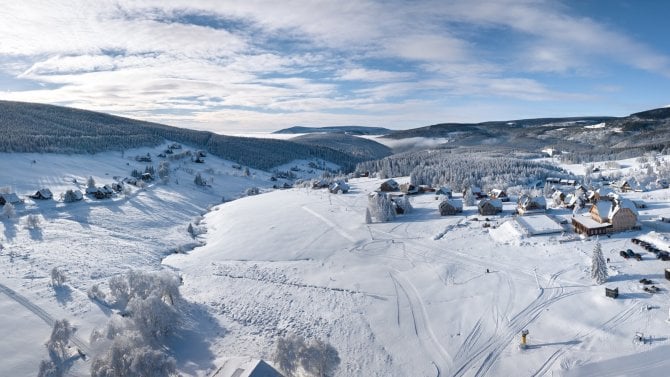 Putování po zasněžených Krkonoších. Podívejte se na moderní domy a citlivé rekonstrukce, které navazují na tradiční horskou architekturu