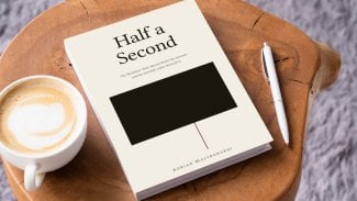 Kniha Half a Second