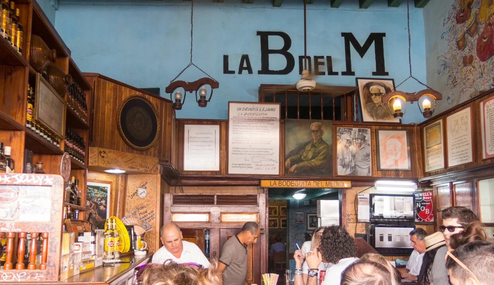 Restaurace Bodeguita del Medio v Havaně. Od otevření v roce 1942 si slavnou restauraci oblíbil jak Ernest Hemingway, tak básník Pablo Neruda a další slavní lidé.