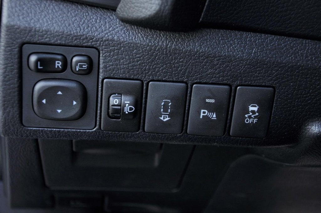 2013-05-toyota-auris-touring-sports-1-6-valvematic-13.jpg