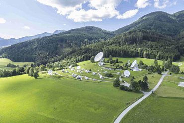 Vysílací satelitní stanice Teleport společnosti Telecom Austria v rakouských Alpách u obce Aflenz odkud se signál Antik Telecom šíří na družici.