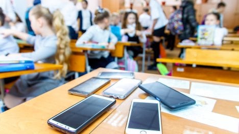 Konec mobilů v českých školách se blíží. Experti ale varují, že samotný zákaz děti digitálních návyků nezbaví a duševní problémy nevyřeší