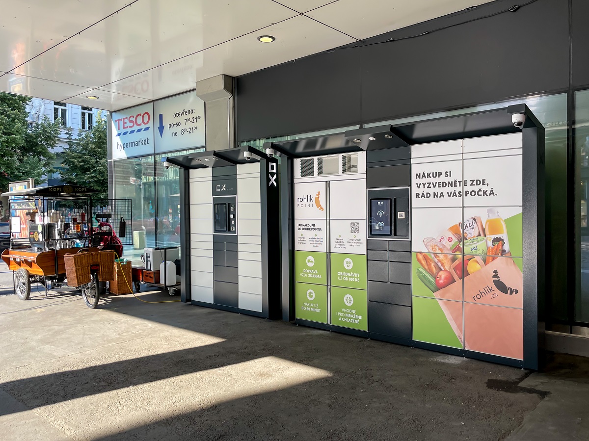 Výdejní boxy OX.POINTS v OC Máj v Praze na Národní třídě.