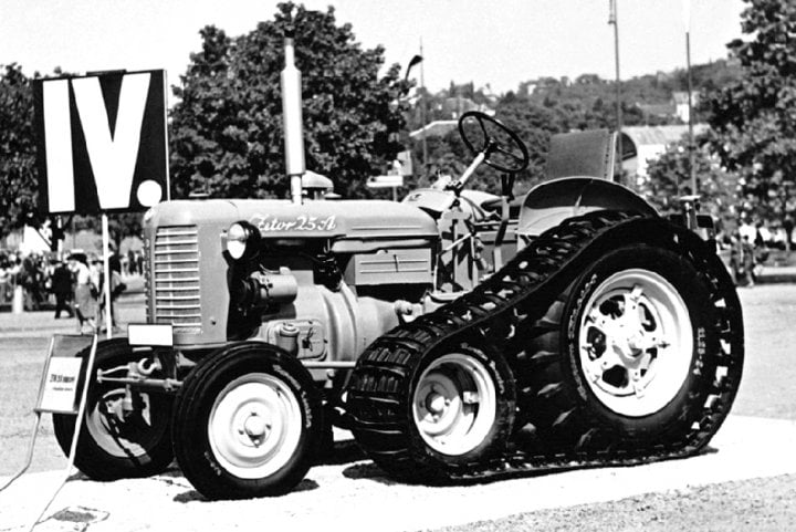 Autor: Archiv Svatopluka Jíchy, se svolením Polopásový Zetor 25 AZ76 se stal obdivovaným exponátem brněnských veletrhů. Výrobce ale měl potíže s dodávkami jednotlivých prvků této specifické výbavy