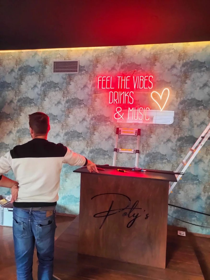 Zabývá se svatební půjčovnou i výrobou neonů. Podívejte se