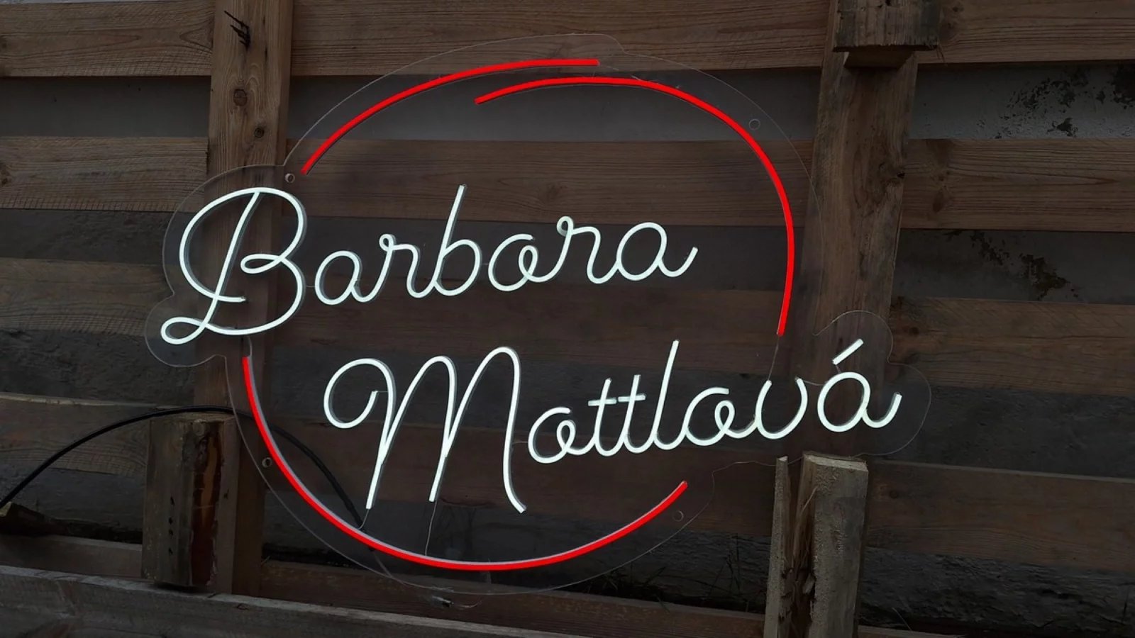 Zabývá se svatební půjčovnou i výrobou neonů. Podívejte se