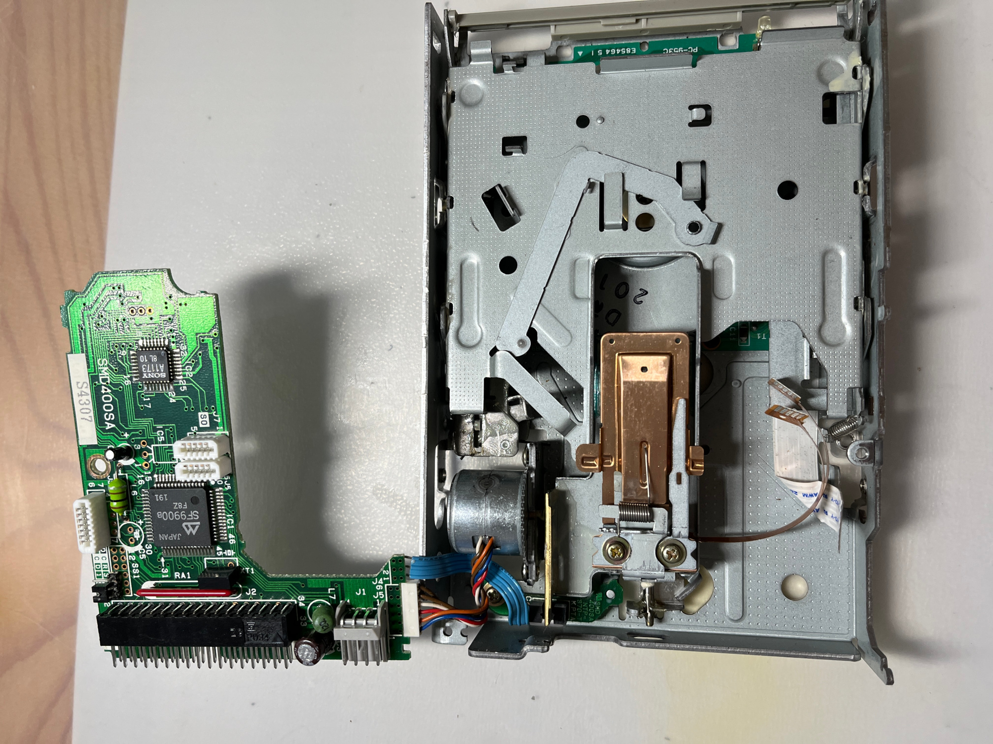 Pružina odstraněna, připraveno na vyjmutí mechanismu.