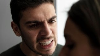Muž s disociální poruchou osobnosti slovně útočí na ženu