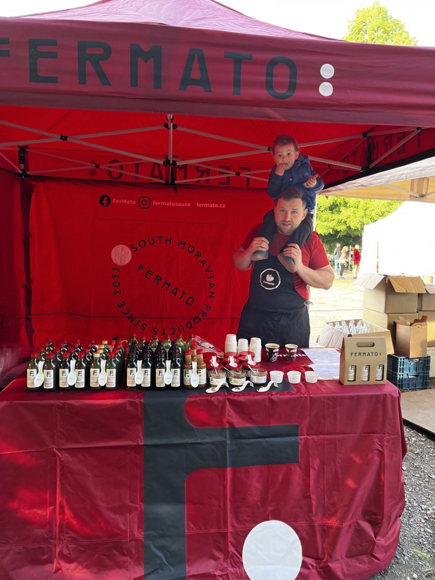 Radim Stráník se synem u stánku Fermato