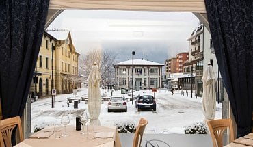 Hotel Bernina ve městě Tirano v Itálii. Výhled z restaurace na nádraží Rhatské dráhy.
