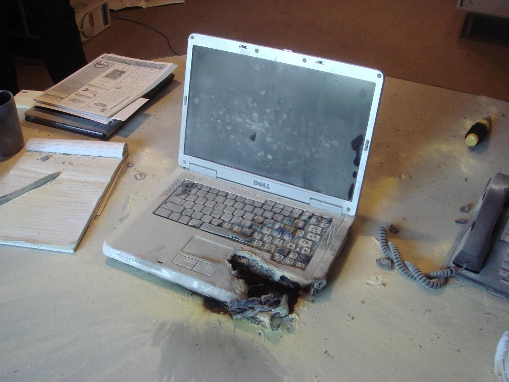 Jeden uživatel serveru Reddit popsal svou zkušenost s požárem kolegova notebooku. Prý to ani nevypadalo jako oheň. Prostě se z toho kouřilo a vydávalo to rány jako silvestrovská pyrotechnika.