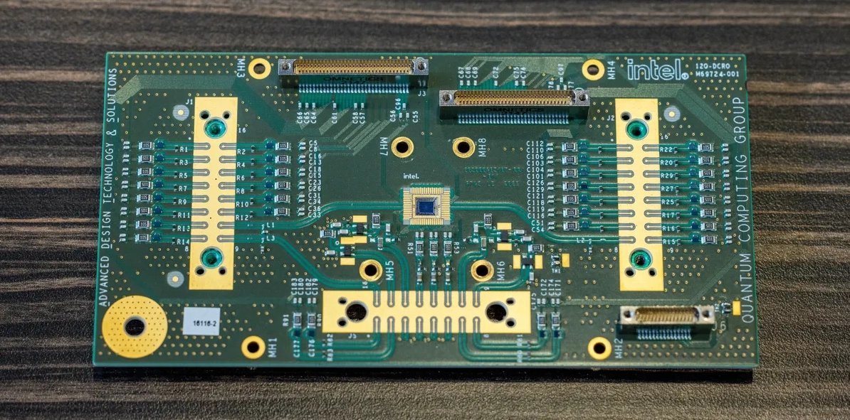 Krásný pohled na spinový procesor Tunnel Falls (ten malý čtvereček uprostřed) a pak celou periférii, nazvěme to základní deskou