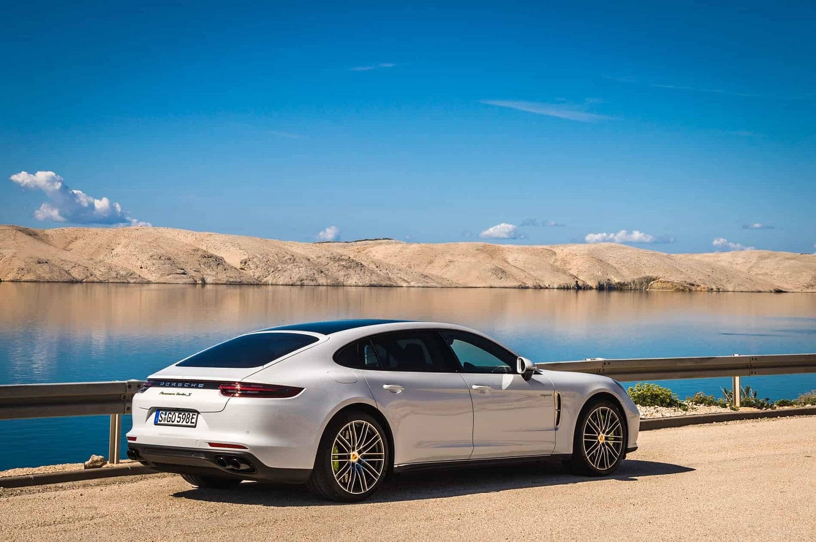 2019-12-nejrychlejsi-auta-porsche-panamera-turbo-s-e.jpg