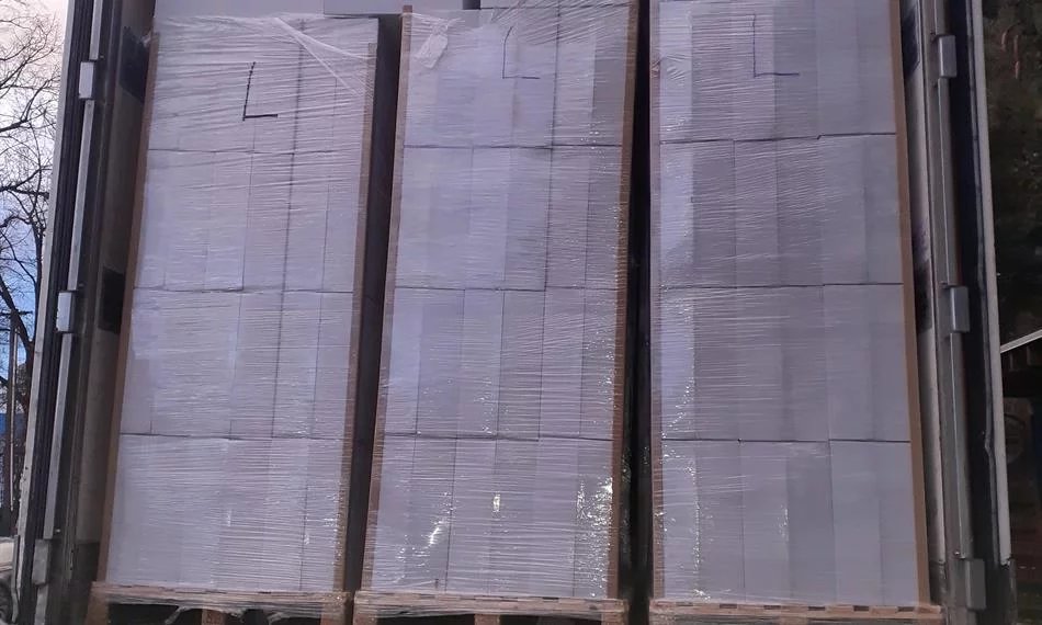 Zabavené padělané zboží zachycené celníky, které bylo převážné v chlaďáku