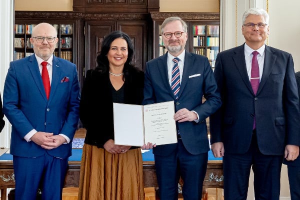 Ministr zdravotnictví Vlastimil Válek, Renáta Kellnerová, premiér Petr Fiala a ředitel FN Motol Miloslav Ludvík po popisu darovací smlouvy. Nadační fondy Kellnerových věnoval nově vznikajícímu onkologickému centru půl miliardu na podporu vědy.