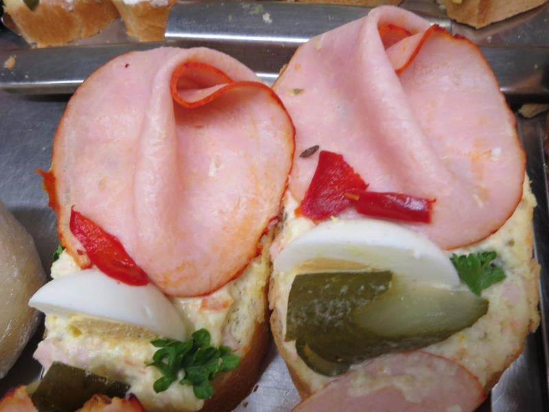 INPEKO, Ústí nad Labem: Chlebíček s cikánkou - v přepravce, ve které byly chlebíčky doručeny na provozovnu, pod papírem na dně přepravky a na některých chlebíčcích byl zjištěn výskyt myššího trusu. Na provozovně ani u jiných namátkově vybraných potravin nebyl výskyt myššího trusu zjištěn. Kontrolovaná osoba má zavedeny postupy pro preventivní likvidaci škůdců. Výrobce: Dorant, Ústí nad Labem