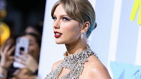 Náhledový obrázek - Tak slavná, až hýbe ekonomikou. ,Efekt Taylor Swift‘ je reálný, říká šéf Uberu, z její popularity těží dopravci i NFL