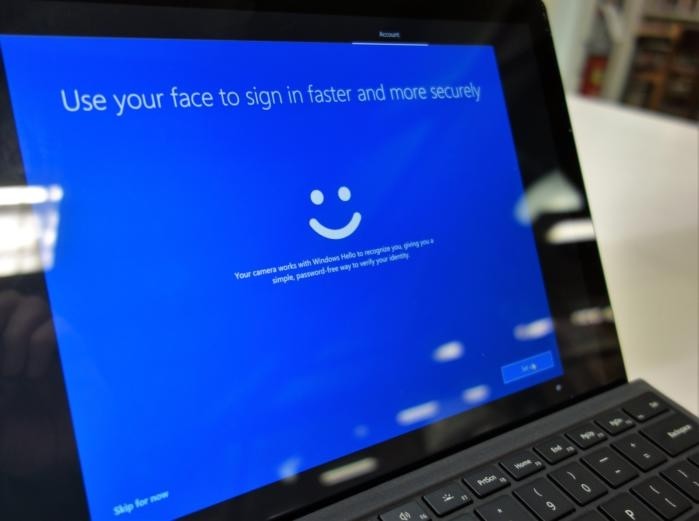 Pokud máte na počítači povolenu funkci Windows Hello, pak budete mít možnost tuto funkci nakonfigurovat právě v OOBE. A rozhodně to udělejte! Nastavení vám zabere doslova několik sekund.