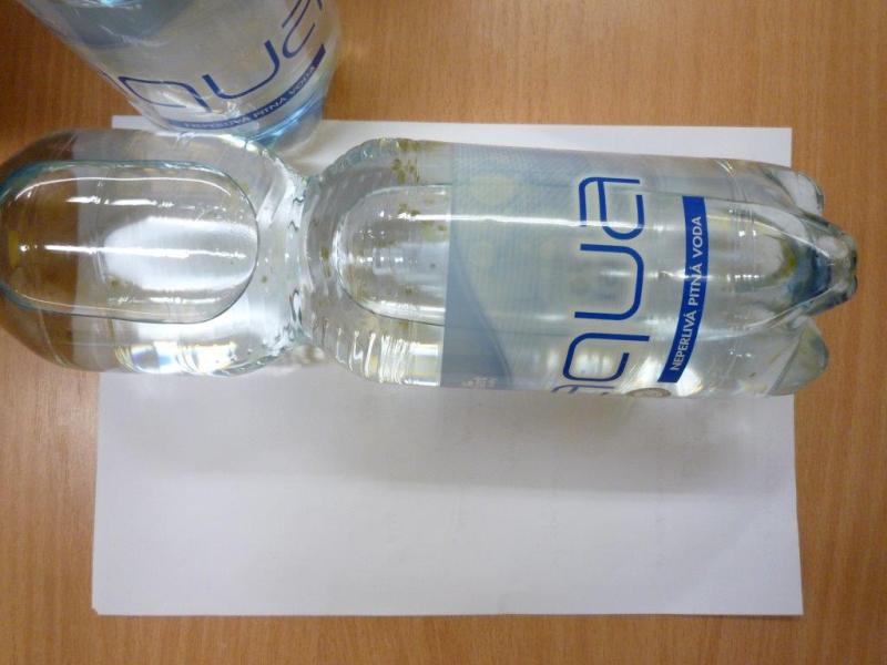 Co se dá zkazit na vodě? Tyto byly kontaminovány cizorodými látkami, s patrným zeleným zákalem a sedlinou