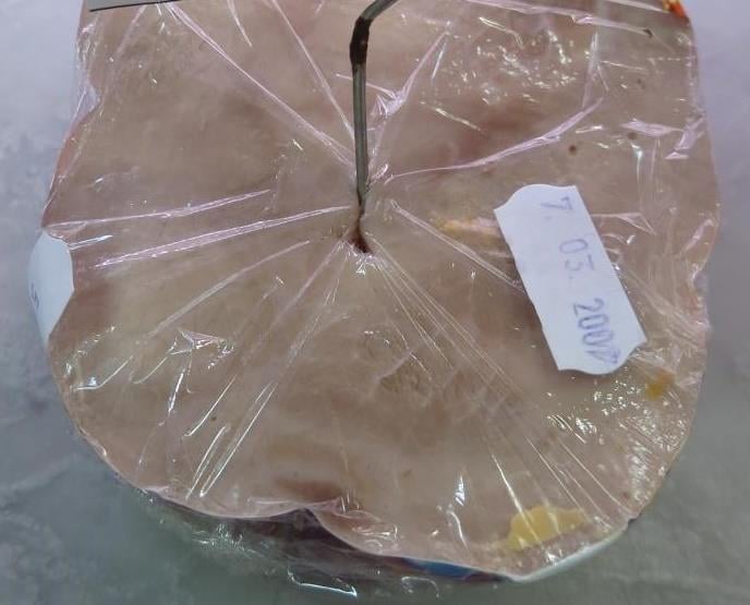 PRAMEN, Slatiňany - masné výrobky zapáchaly po kažení a měly oslizlý a lepkavý povrch. Potravina se nepovažuje za bezpečnou, pokud jeví známky kažení. Při kontrole nebyly zjištěny nevyhovující teploty skladování. K výrobkům Český salám a Šunka nejvyšší kvality nebyla k dispozici původní etiketa. Hodonínský salám - dle předloženého nabývací dokladu měla potravina prošlé datum použitelnosti.