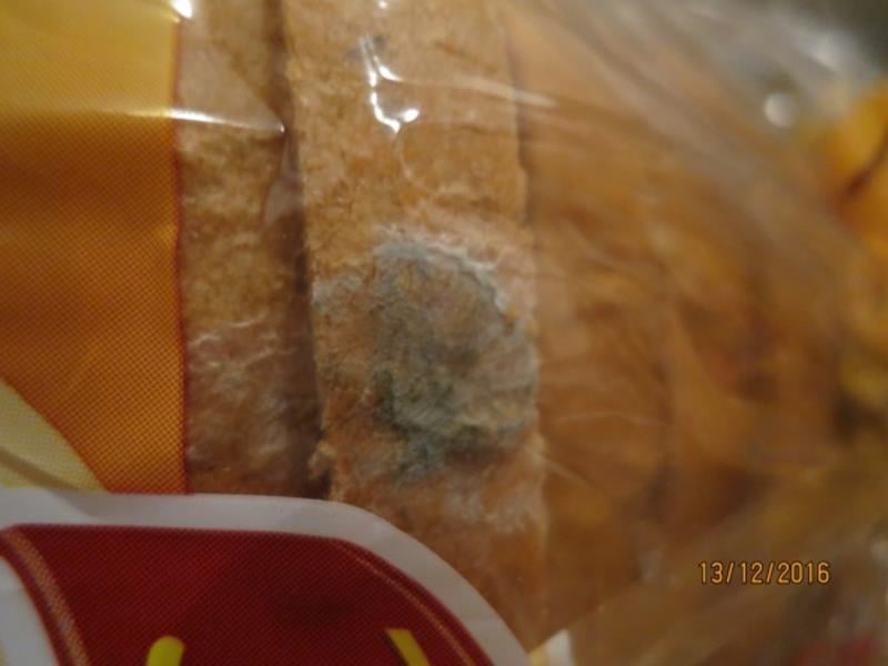 ROSA market, Řícmanice: Chléb Šumava, krájený - na výrobku se vyskytovala plíseň viditelná pouhým okem. Výrobek měl prošlé datum minimální trvanlivosti.