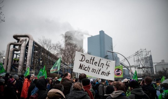 Ochránci klimatu protestují proti spuštění největšího uhelného zdroje v Evropě. Ilustrační foto